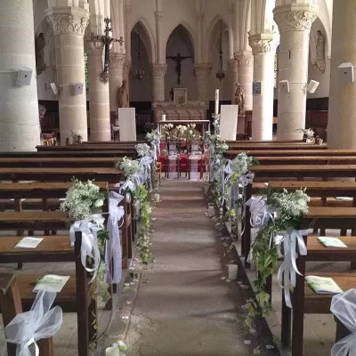 église fleurie, des fleurs a chaque rang, mariage, fleuriste événementiel