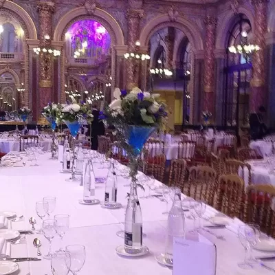 de jolie bouteille de vin avec une gerbe de fleure par dessus, mariage, fleuriste événementiel