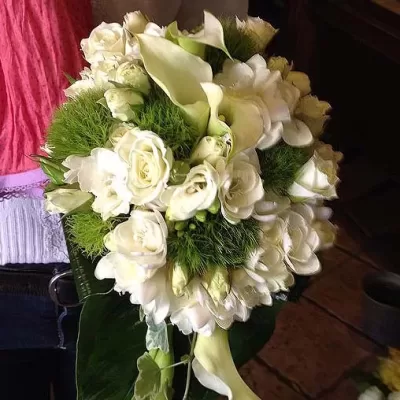 Bouquet de mariage composé de roses blanches et de verdure