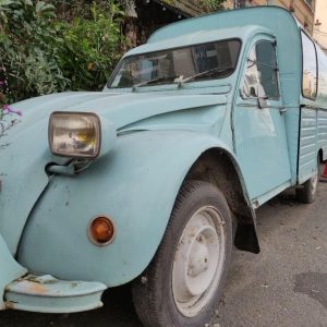 gros plan sur le vieux camion du magasin, bleu clair, charmant